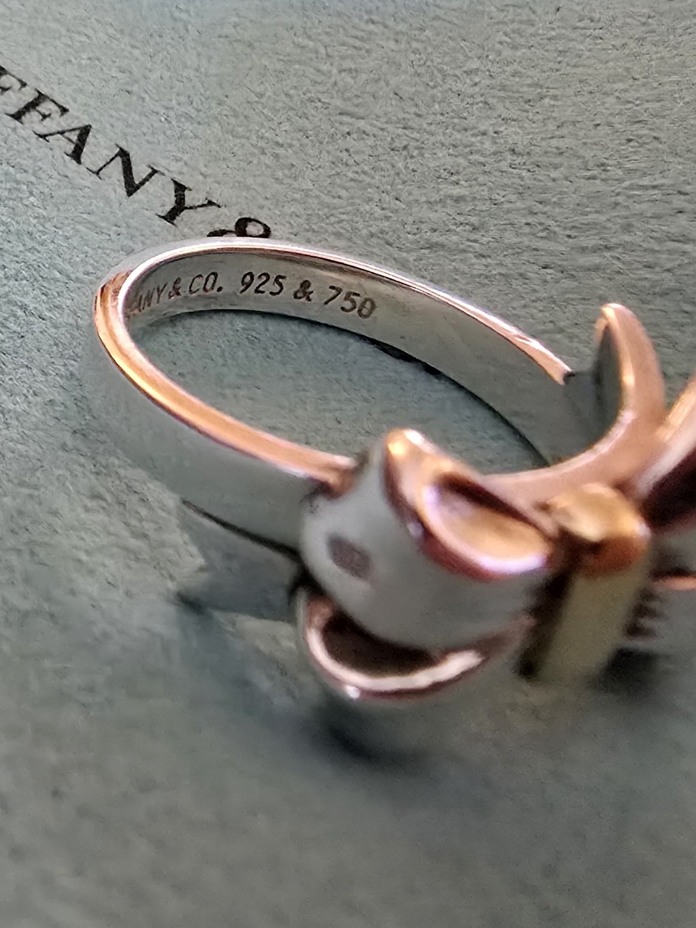 Tiffany & Co. Vintage Bow Ring - Sterling Silver 18k Detail. Size 5 - Picture 7 of 7